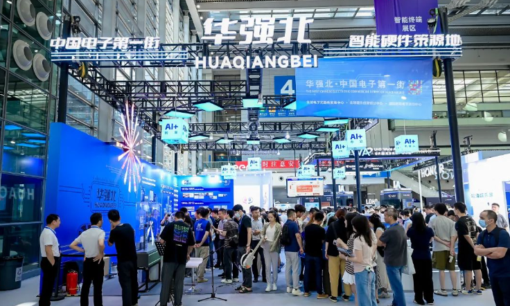 Shenzhen Huaqiangbei live showroom showcasing interactive educational robots
